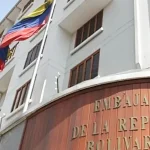 Tras el cruce entre Paz y Maduro, la embajada de Venezuela en Bolivia suspende trámites de migración