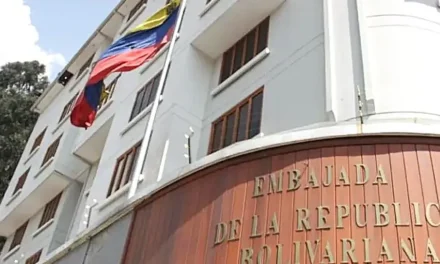 Tras el cruce entre Paz y Maduro, la embajada de Venezuela en Bolivia suspende trámites de migración