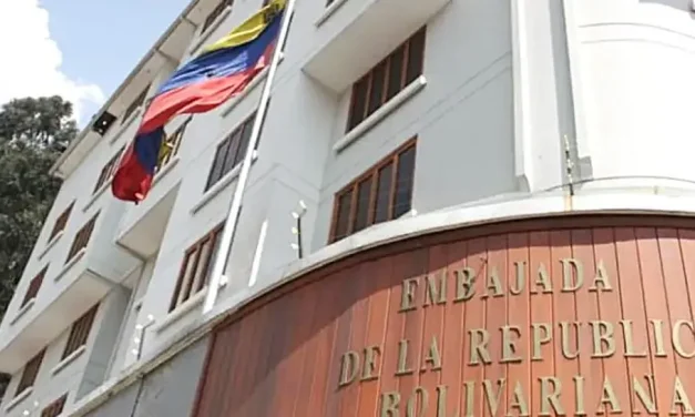 Tras el cruce entre Paz y Maduro, la embajada de Venezuela en Bolivia suspende trámites de migración