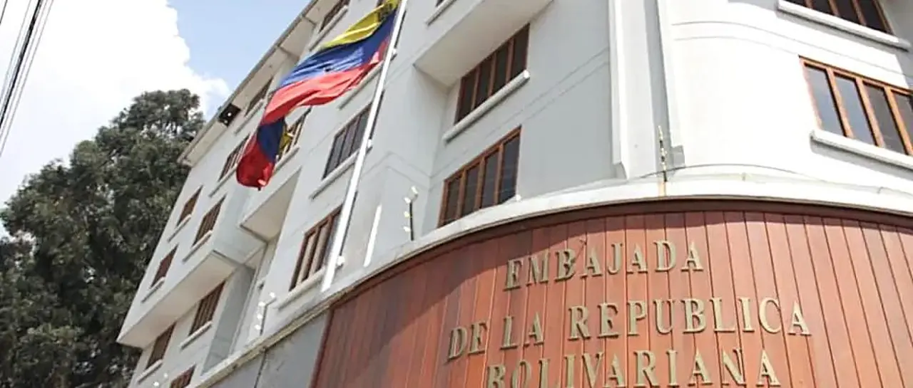 Tras el cruce entre Paz y Maduro, la embajada de Venezuela en Bolivia suspende trámites de migración