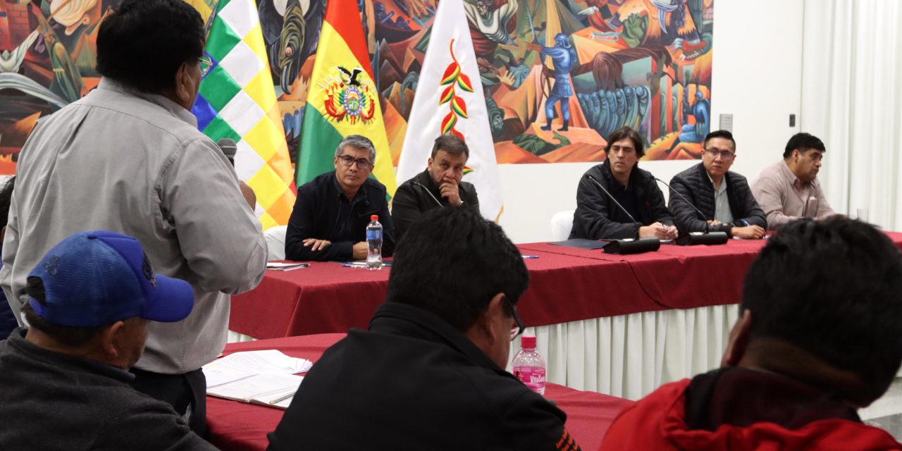 Gobierno instala diálogo con la Confederación de Choferes de Bolivia para analizar el decreto 5503 