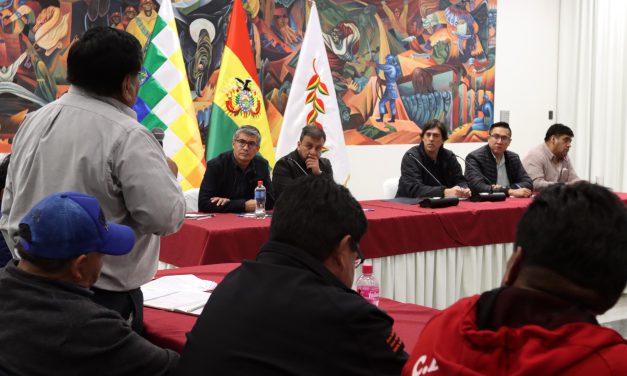 Gobierno instala diálogo con la Confederación de Choferes de Bolivia para analizar el decreto 5503 