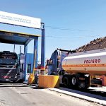 Entre 30 y 40 de cada 100 cisternas que transportan combustible en Bolivia son desviadas antes de llegar a su destino, denunció Medinaceli