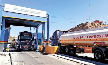 Entre 30 y 40 de cada 100 cisternas que transportan combustible en Bolivia son desviadas antes de llegar a su destino, denunció Medinaceli