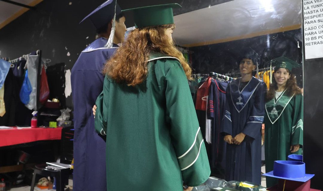 ¿Preparados para la fiesta de graduación? Hay trajes y vestidos para todo bolsillo