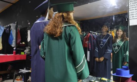 ¿Preparados para la fiesta de graduación? Hay trajes y vestidos para todo bolsillo