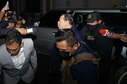 “No nos hemos ido”, dijo Luis Arce al momento de ser ingresado a la cárcel de San Pedro 