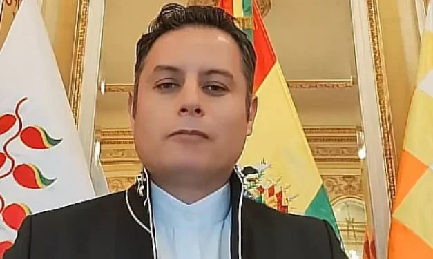 Lara anuncia su alejamiento del PDC y que su agrupación competirá con líderes emergentes en las subnacionales