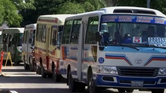 Pese al riesgo de perder sus líneas, micreros cruceños mantienen el paro y exigen el incremento del pasaje a Bs 4