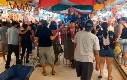 Se registra alta afluencia en mercados en las horas previas a la Navidad 