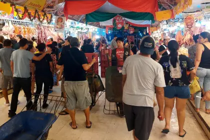 Se registra alta afluencia en mercados en las horas previas a la Navidad 