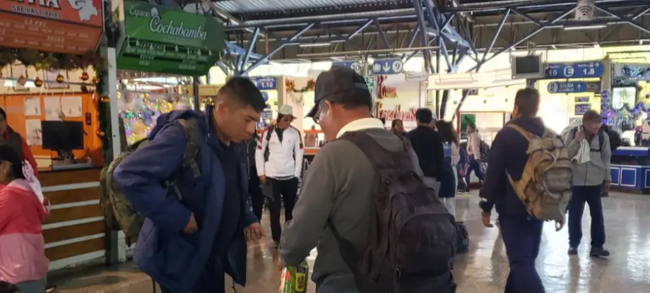 Pasajeros denuncian que el costo del pasaje interdepartamental aumentó entre Bs 50 y 200, según la ruta