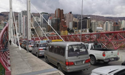 La Paz: Transporte público circula con normalidad este lunes, pero usuarios denuncian cobros excesivos