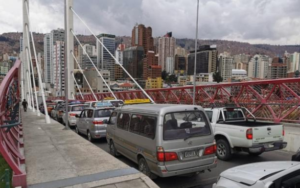 La Paz: Transporte público circula con normalidad este lunes, pero usuarios denuncian cobros excesivos