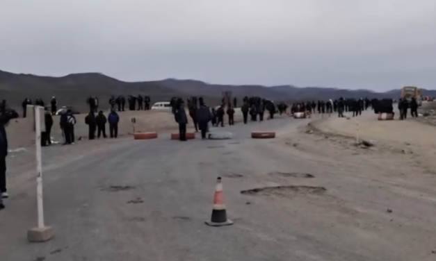 Mineros de Huanuni bloquean la carretera a Potosí y Tarija a 30 kilómetros de Oruro