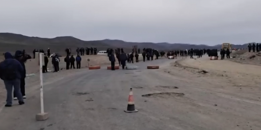 Mineros de Huanuni bloquean la carretera a Potosí y Tarija a 30 kilómetros de Oruro