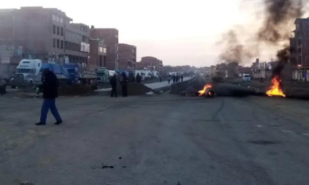 La Paz: Comunarios mantienen bloqueo en la ruta a Oruro y exigen fin del “trameaje”