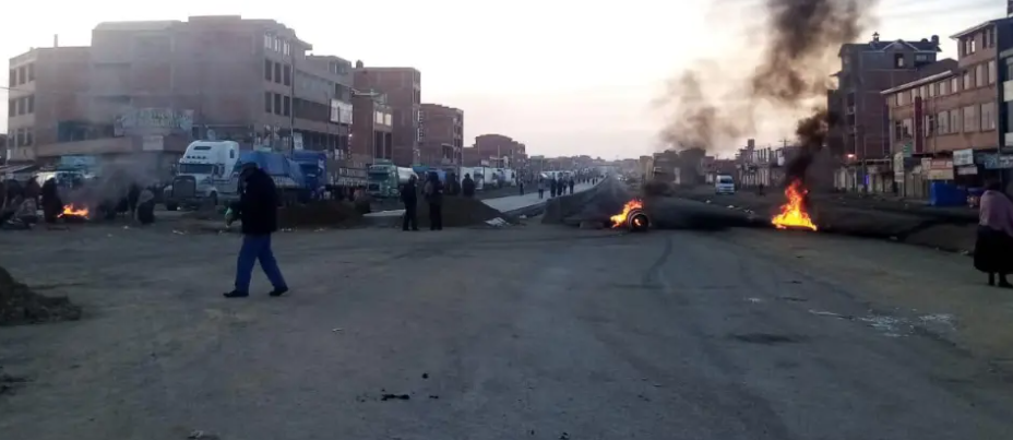 La Paz: Comunarios mantienen bloqueo en la ruta a Oruro y exigen fin del “trameaje”