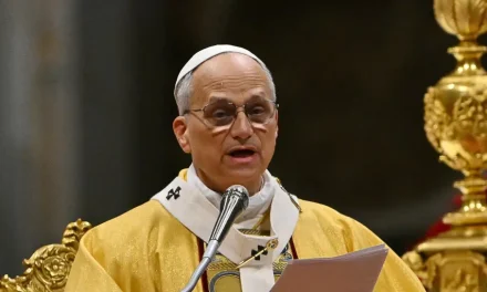 El papa León XVI en su primera misa del Gallo lamenta la economía que trata “al hombre como mercancía”