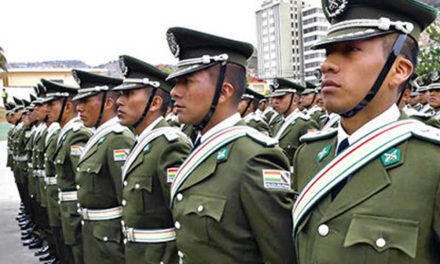 Paz plantea seis ejes para transformar la Policía Boliviana