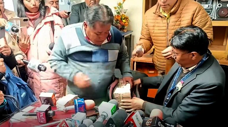 Dirigente del magisterio rural devuelve un millón de Bs de su sector