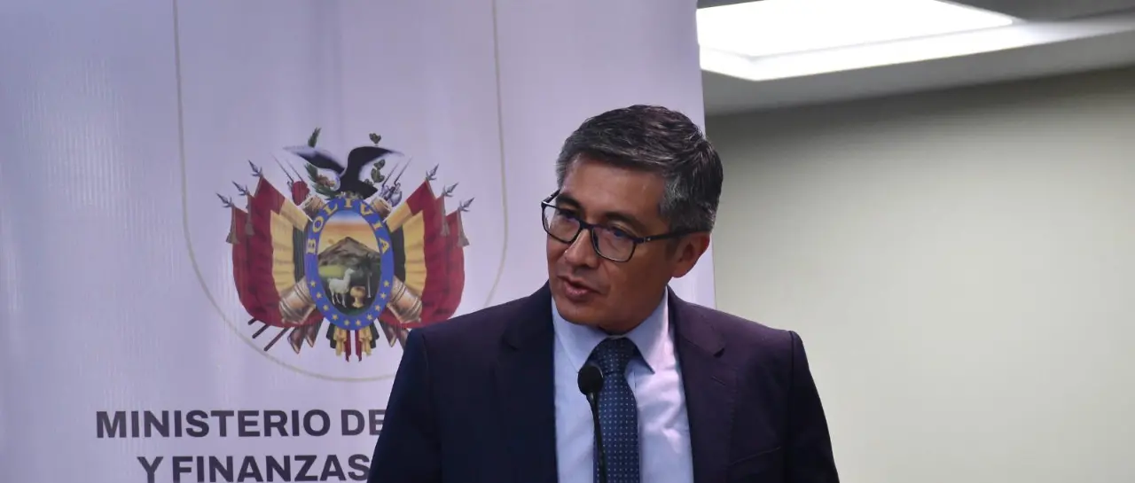 “No hay cálculos políticos, hay una gestión económica”, señala ministro de Economía