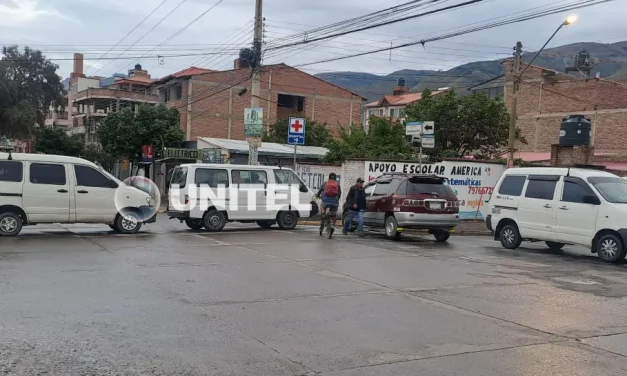 DS 5503: Santa Cruz, sin micros; Cochabamba, con bloqueos y en La Paz los pasajeros denuncian cobros excesivos