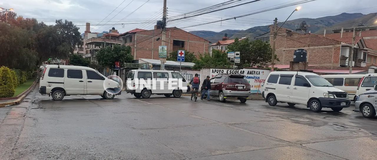DS 5503: Santa Cruz, sin micros; Cochabamba, con bloqueos y en La Paz los pasajeros denuncian cobros excesivos