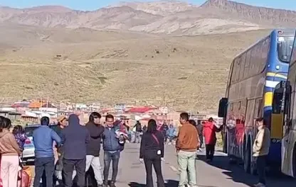 Suben a 30 los bloqueos en carreteras de seis departamentos de Bolivia