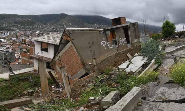 Declaran desastre por deslizamientos en los barrios de Ticti Sur, en Cochabamba