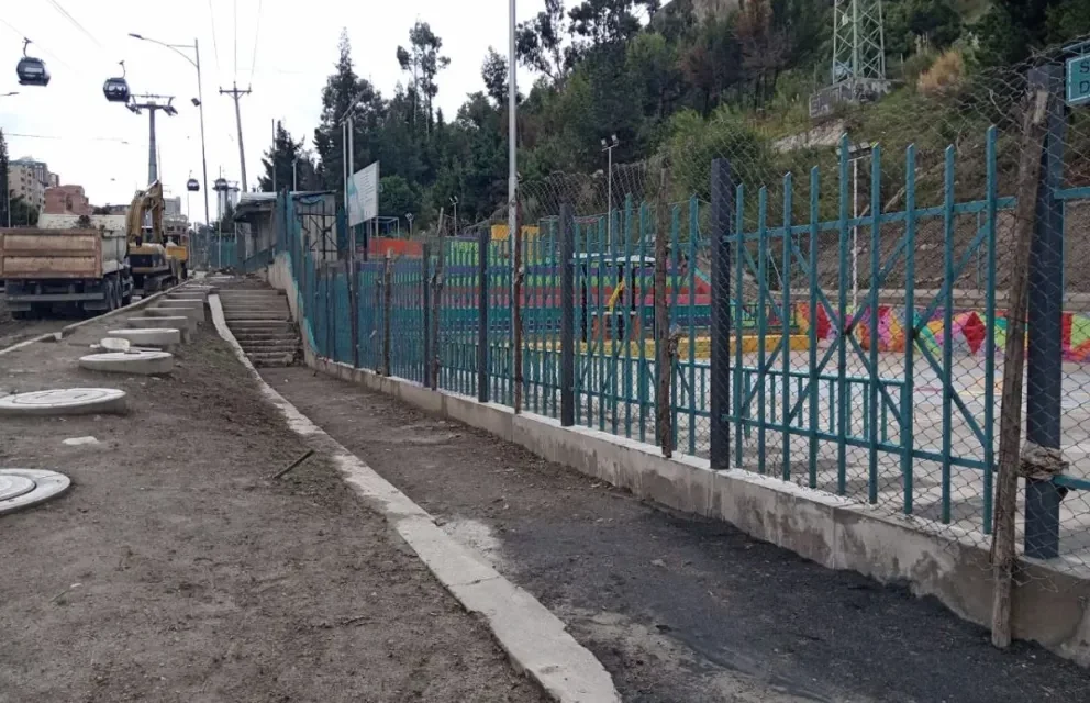 Denuncian que áreas deportivas de la Av. del Poeta permanecen cerradas por constantes retrasos en la vía