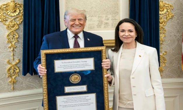Machado regaló su medalla del Nobel de la Paz a Trump y este sigue prefiriendo a Delcy