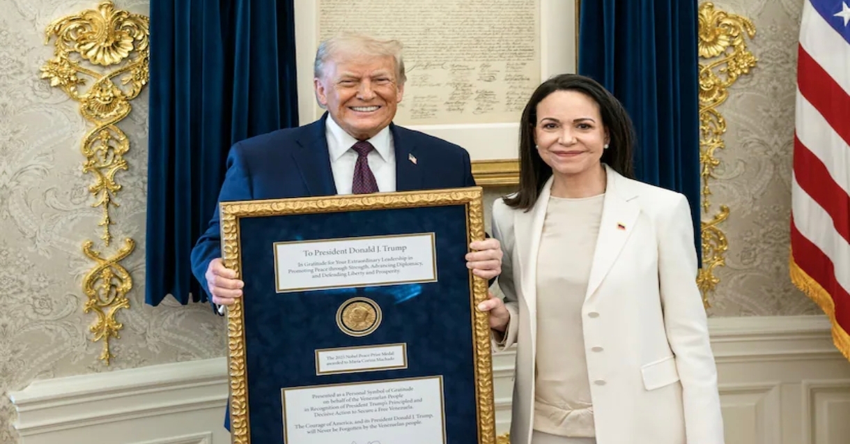 Machado regaló su medalla del Nobel de la Paz a Trump y este sigue prefiriendo a Delcy