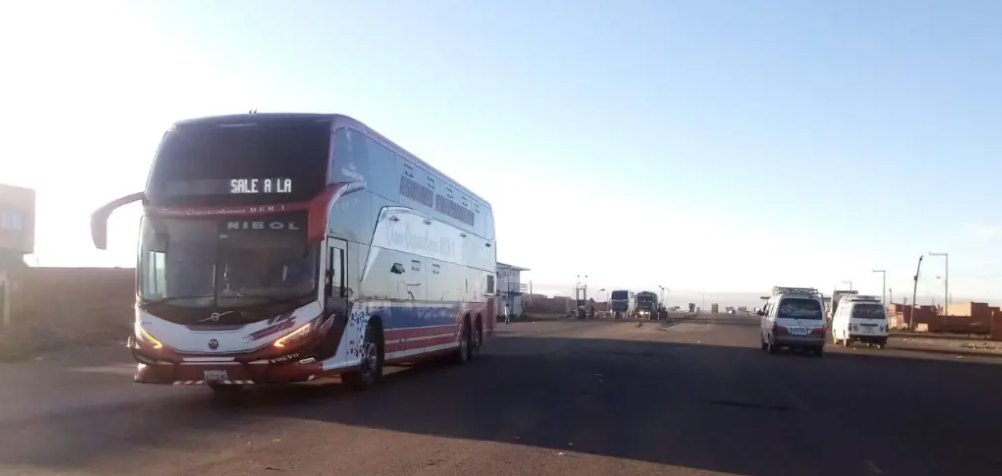 Suspenden algunas salidas en la terminal de La Paz ante la amenaza de bloqueos