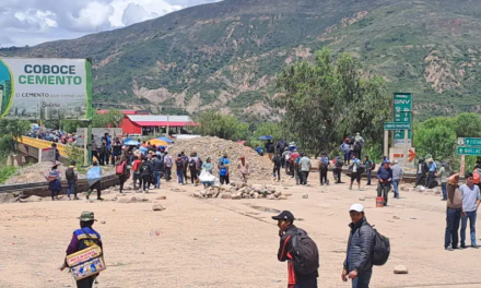 Dirigencia de campesinos instruye levantar todos los bloqueos en Bolivia y se mantiene en estado de emergencia