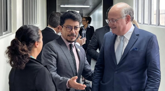 Presidente del BID llega a Bolivia; se reunirá con Paz, ministros, BCB y empresarios