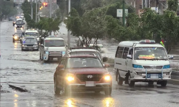 Intensas lluvias en Cochabamba dejan calles y avenidas inundadas que afectan la transitabilidad