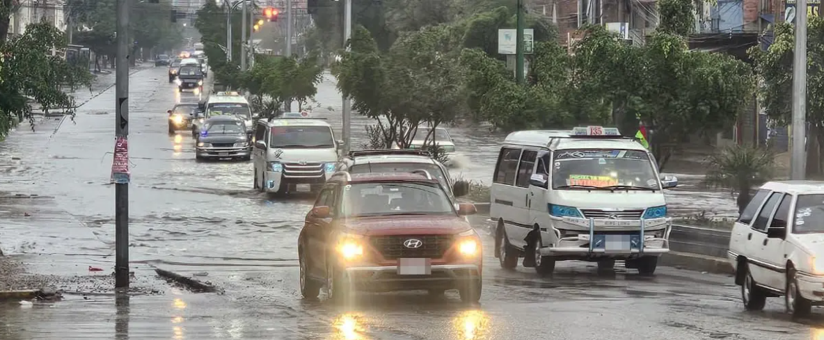 Intensas lluvias en Cochabamba dejan calles y avenidas inundadas que afectan la transitabilidad