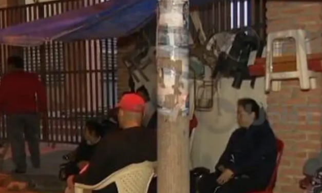 Segundo día de inscripción: Padres pasan la noche en el ingreso de colegios en busca de conseguir un cupo