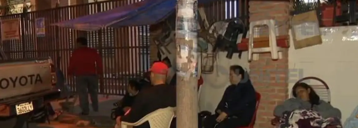 Segundo día de inscripción: Padres pasan la noche en el ingreso de colegios en busca de conseguir un cupo