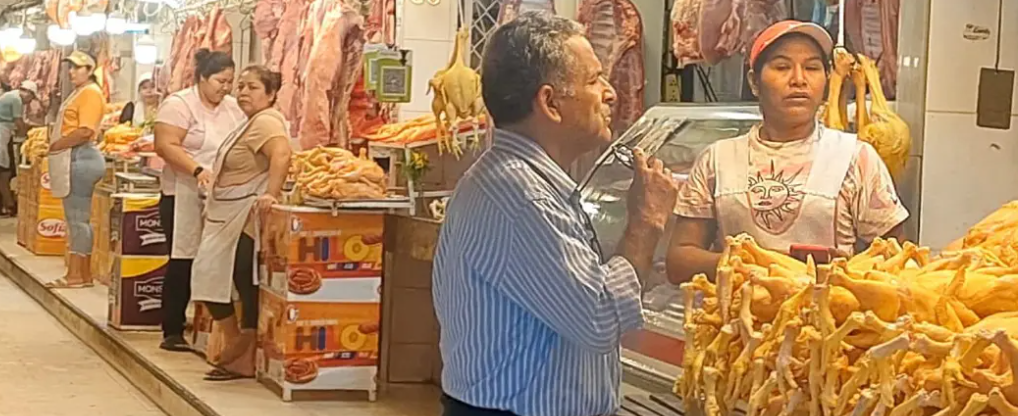 El precio del kilo del pollo baja hasta los Bs 12,50 en mercados cruceños