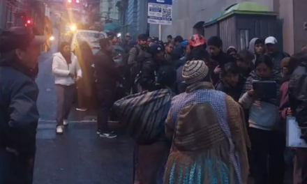 Largas filas y reclamos persisten en el Sereci de La Paz este miércoles, en medio de las inscripciones escolares