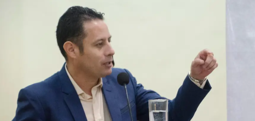 Lara anuncia ley para eliminar el “privilegio” de las maletas diplomáticas para el presidente, vicepresidente y legisladores