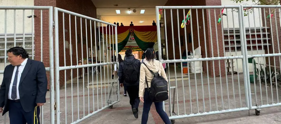 ¿Cómo se aplicarán las nuevas disposiciones educativas en los colegios?, esto responde el director de Educación de Santa Cruz