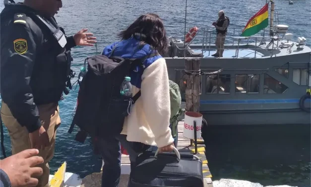 262 turistas rescatados de los bloqueos: 135 de Uyuni y 127 de Copacabana