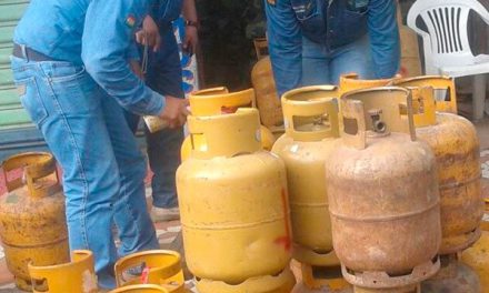 Para evitar acopio y reventa, las garrafas son desprecintadas al entregar