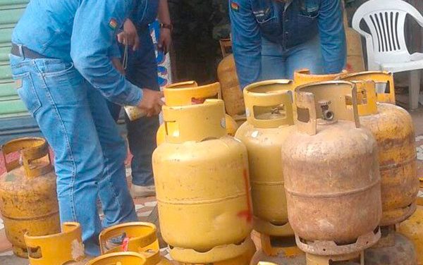 Para evitar acopio y reventa, las garrafas son desprecintadas al entregar