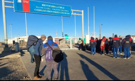 Incremento de flujo turístico provoca largas esperas en paso fronterizo hacia Chile