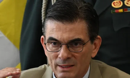 Fijan para este martes la audiencia por el decreto que permite a Paz gobernar desde el exterior, según abogado