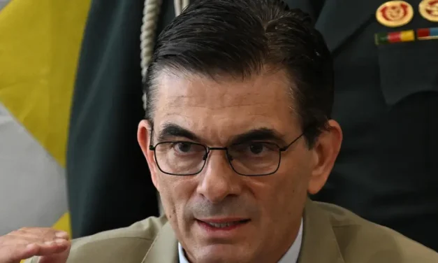 Fijan para este martes la audiencia por el decreto que permite a Paz gobernar desde el exterior, según abogado